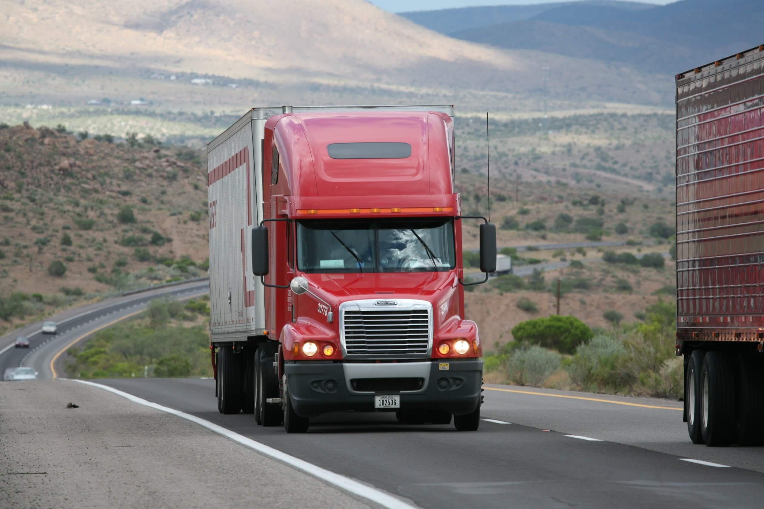 camion-poids-lourd-sur-route