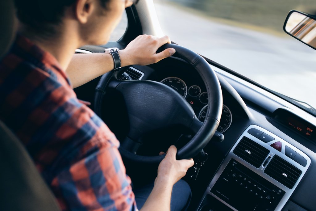 conducteur-professionnel-au-volant