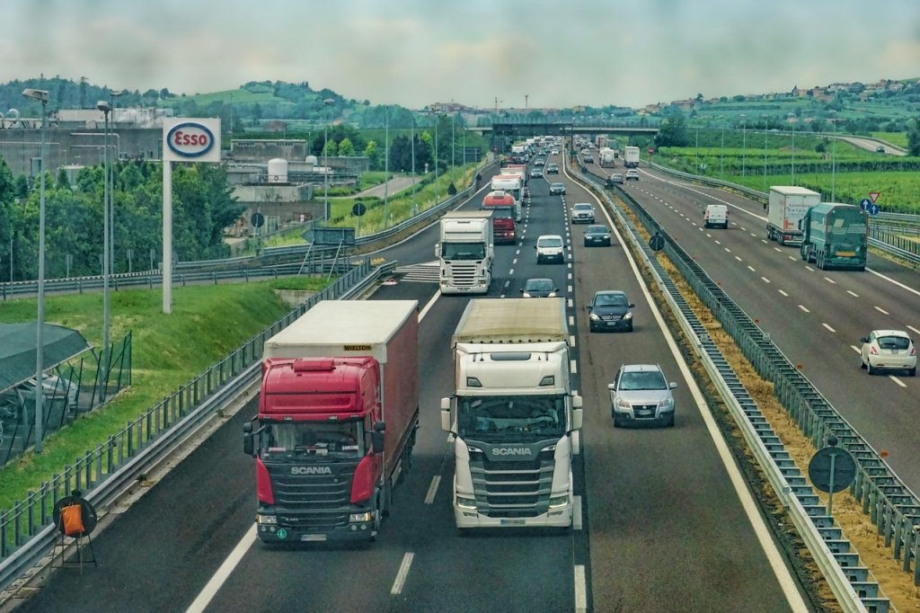 camions-poids-lourds-autoroute