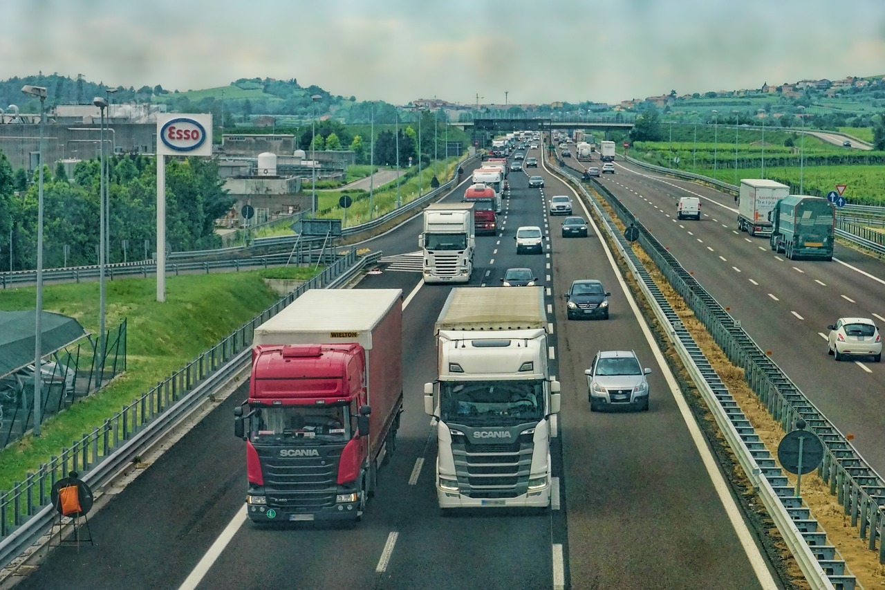 camions-poids-lourds-autoroute