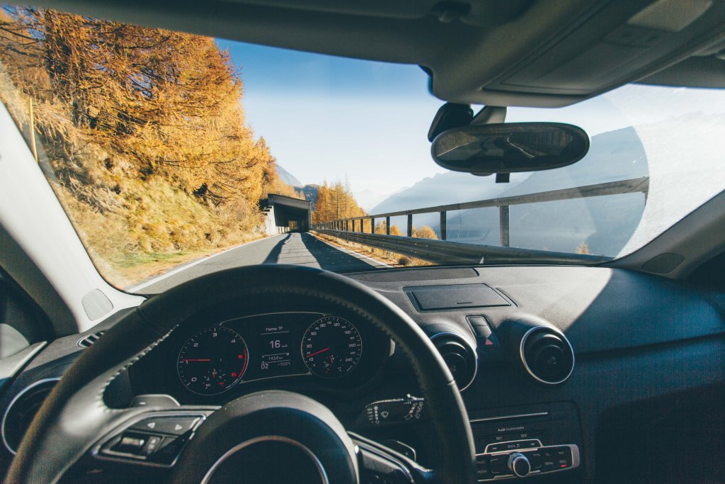 interieur-voiture-place-conducteur